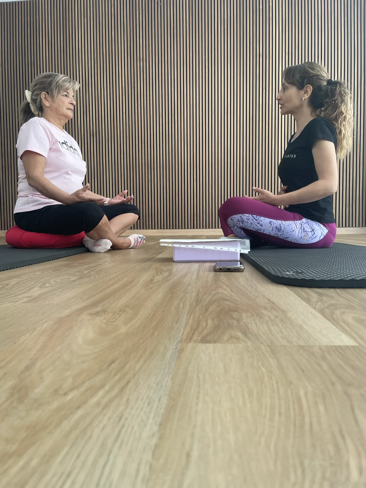 Valoración personalizada del paquete de inicio en Estudio Virginia González — instructora trabajando con una alumna